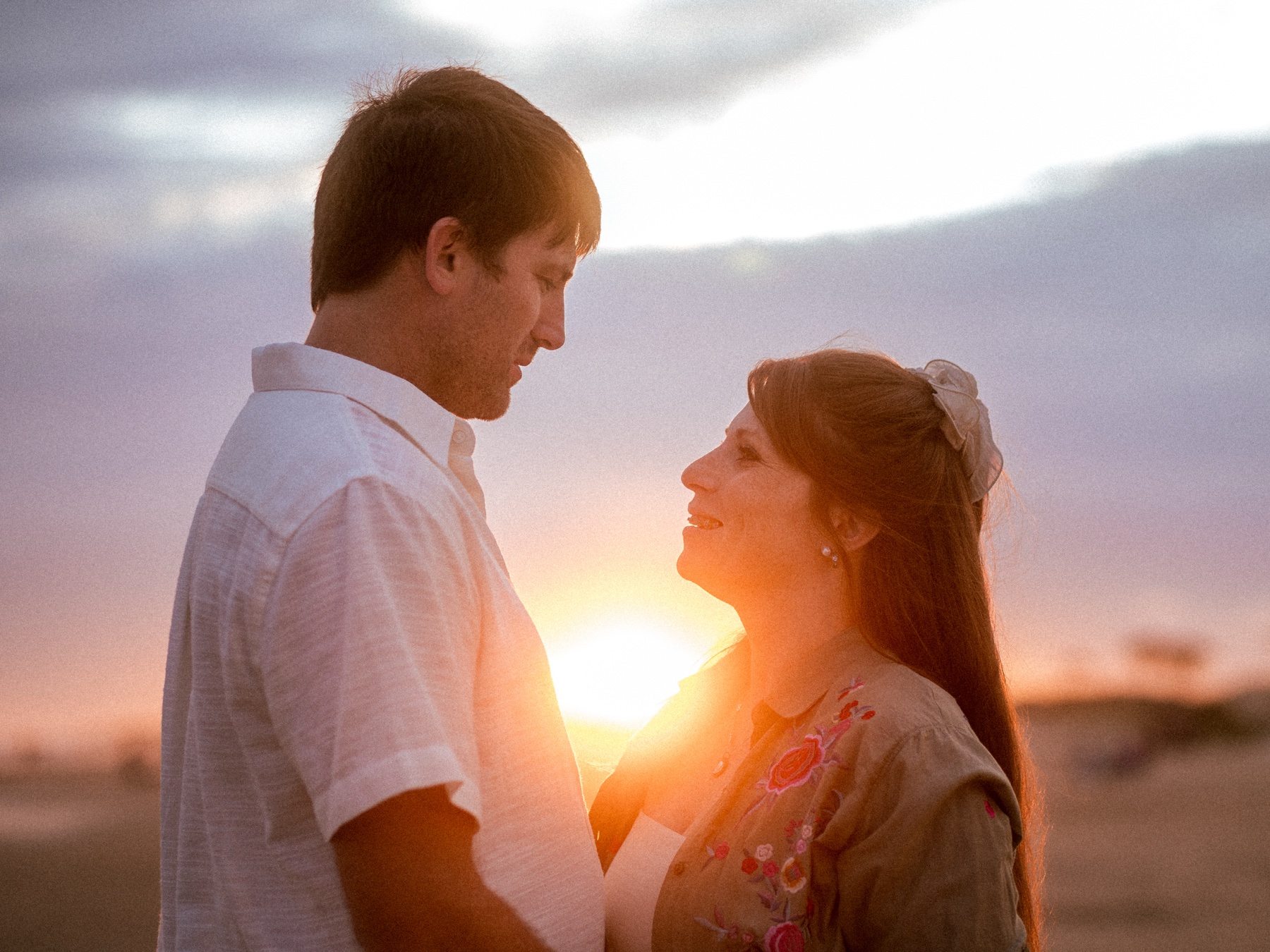 Novios al Atardecer • Luz Dorada en la Costa