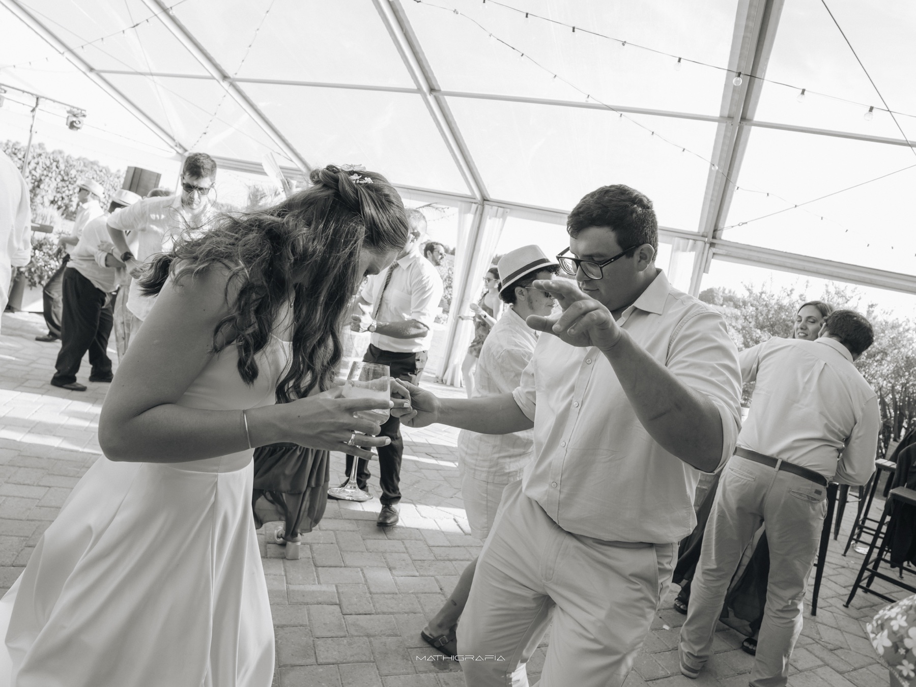 Alegría y Baile Espontáneo • Novios en Fiesta