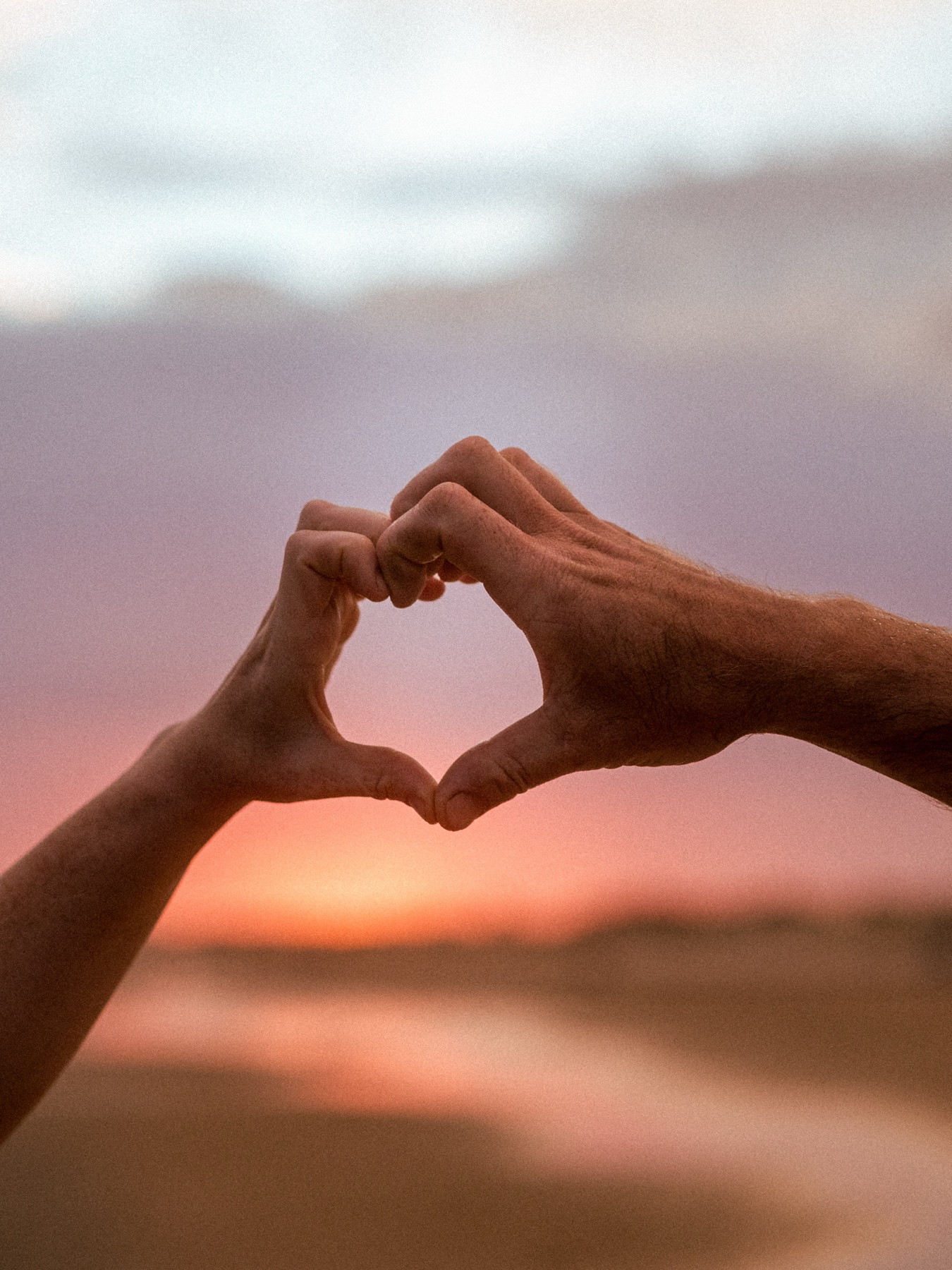 Manos en Corazón • Ocaso en la Playa