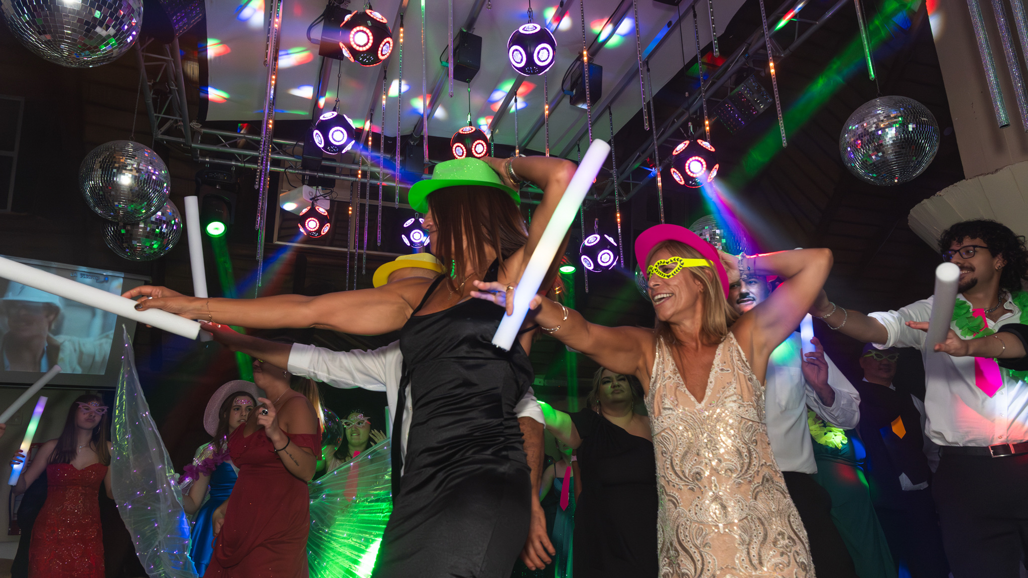 Cotillón y pista de baile en plena fiesta de bodas