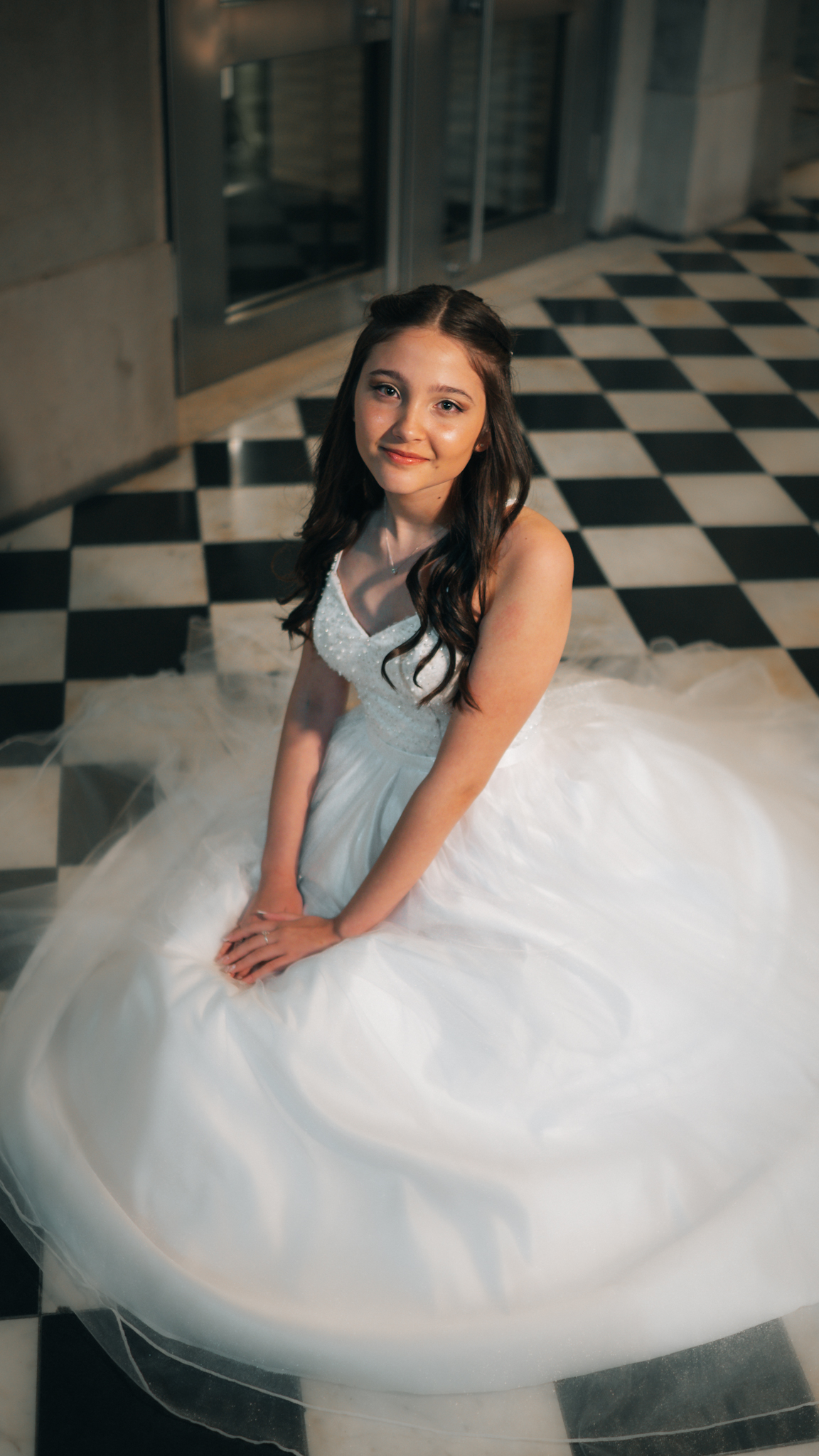 Quinceañera Sentada con Vestido de Gala