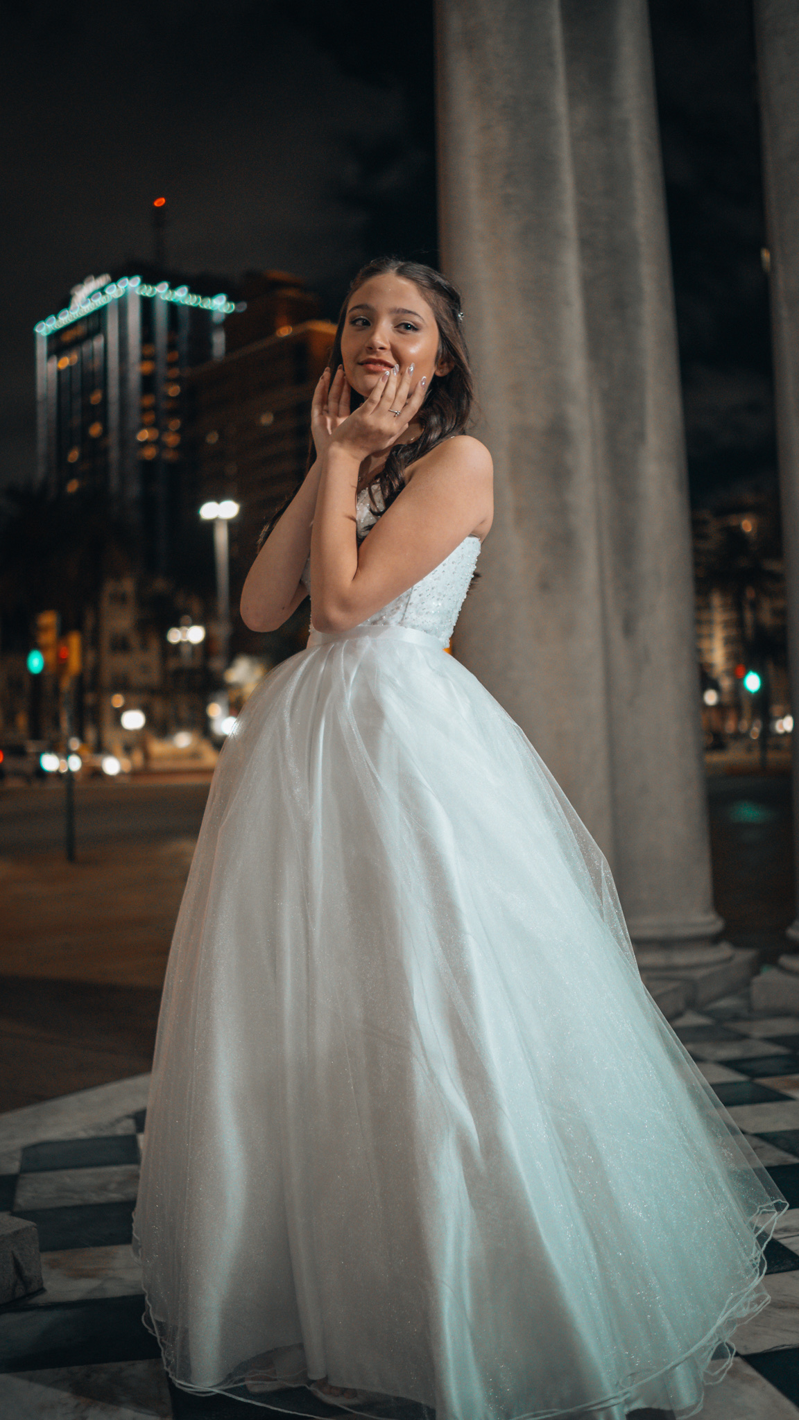 Quinceañera de Noche entre Columnas