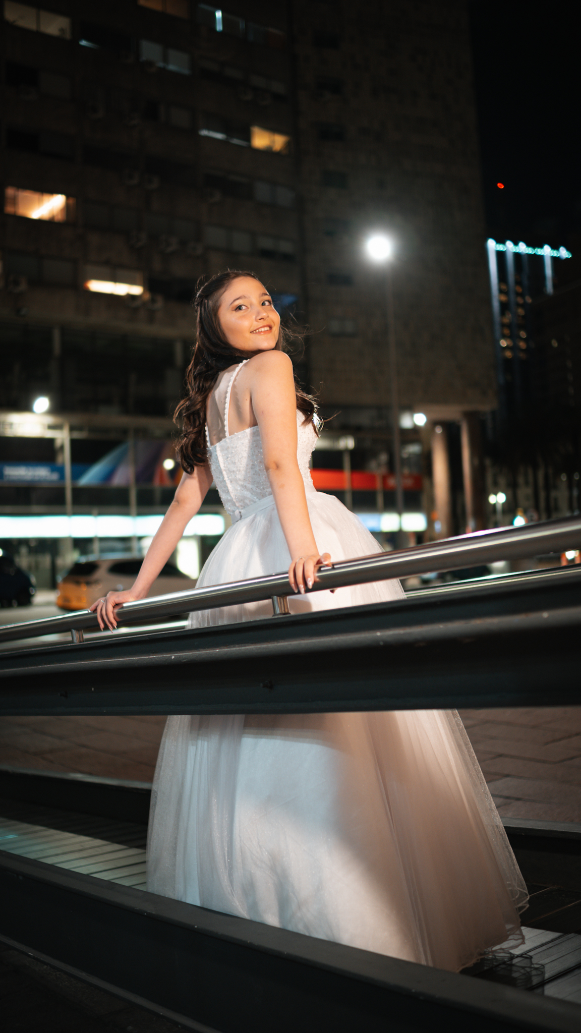 Quinceañera Sonriendo en la Ciudad