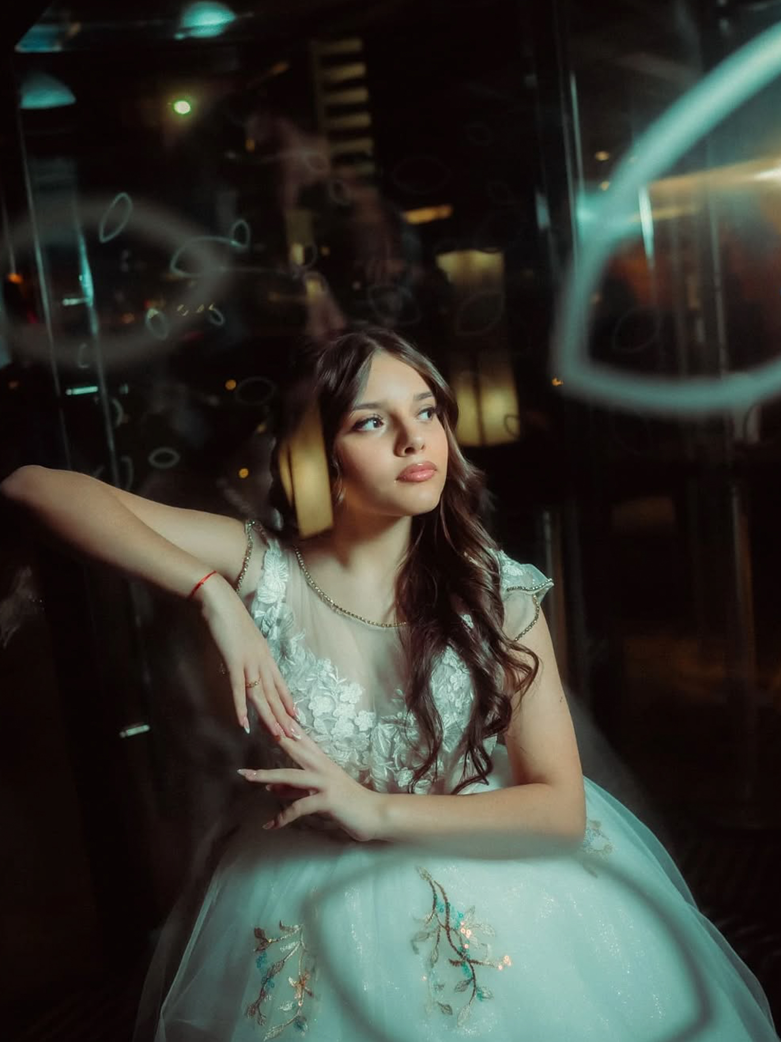 Quinceañera a través del Ventanal