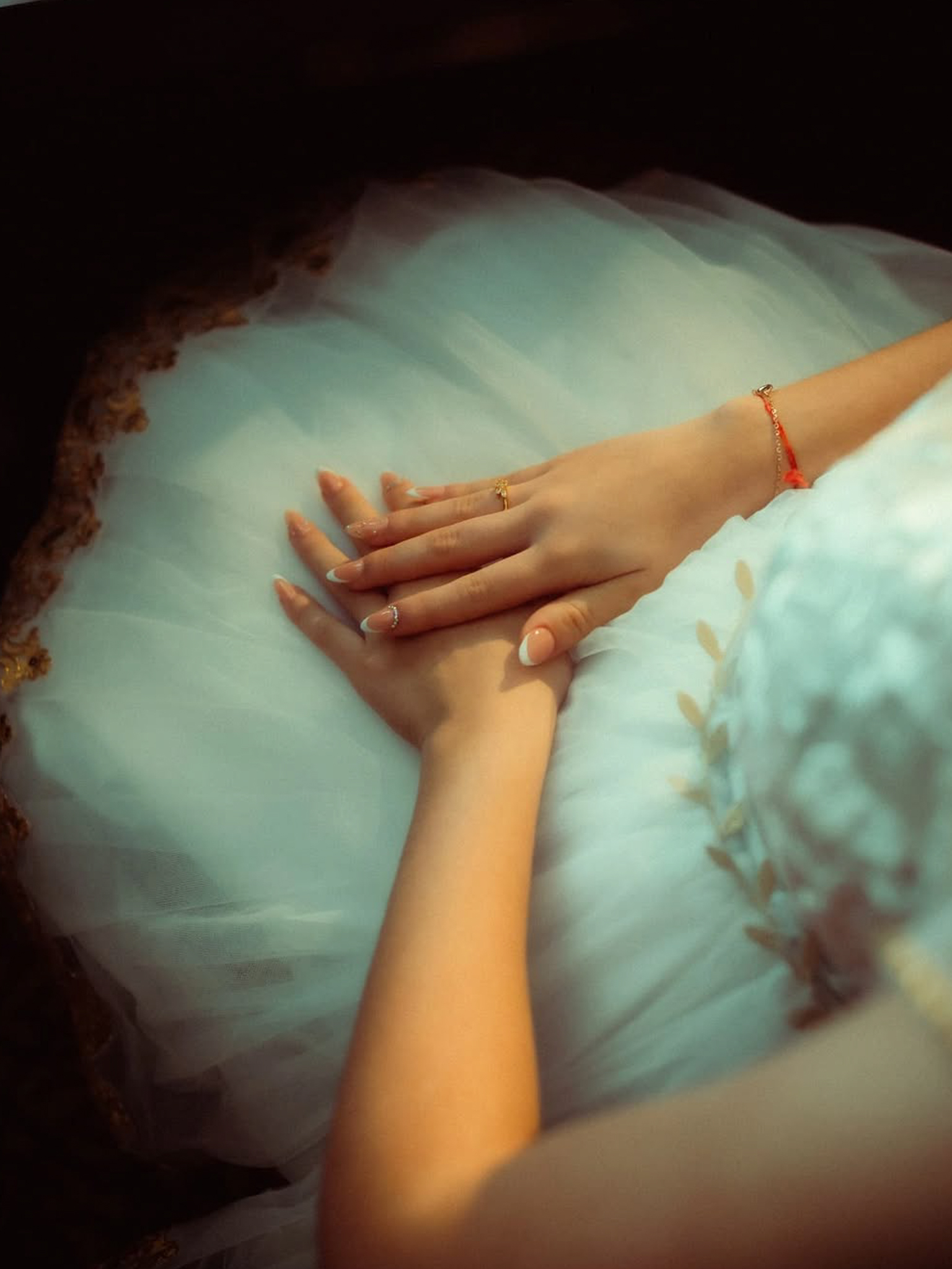 Detalle de Vestido y Manos Quinceañera