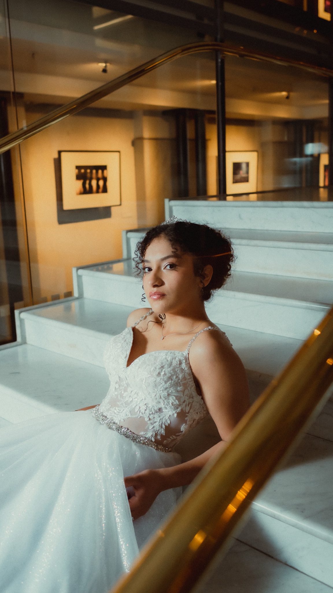 Retrato editorial de quinceañera con vestido rojo de gala